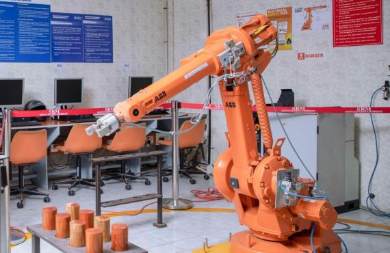 Acad_Mech_StudentsinLab_VOOL6765-scaled-e1638265711526